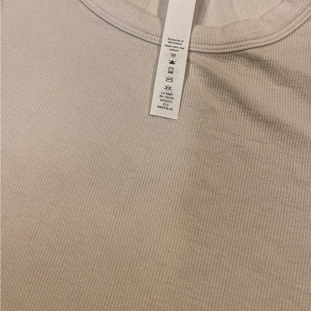 Lululemon tight cropped T-shirt - Picture 8 of 12
